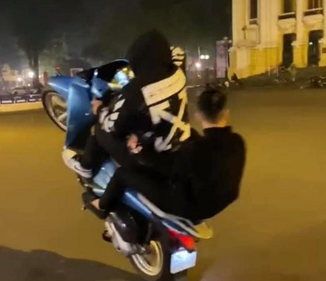 Hình ảnh 2 nam thanh niên bốc đầu xe máy