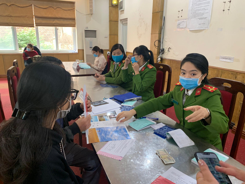 Các CBCS hướng dẫn người dân làm thủ tục cấp căn cước công dân mới