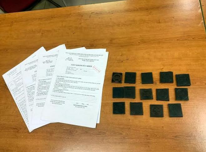 Tài liệu, con dấu giả bị thu giữ