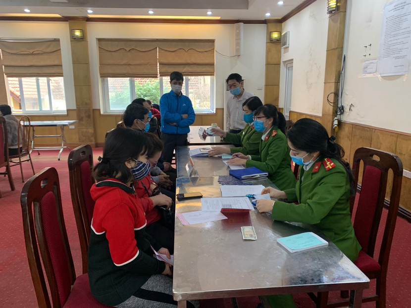 Các nữ CBCS Công an quận Đống Đa đón nhận những món quà đặc biệt là cái bắt tay, động viên của người dân Các nữ CBCS Công an quận Đống Đa đón nhận những món quà đặc biệt là cái bắt tay, động viên của người dân