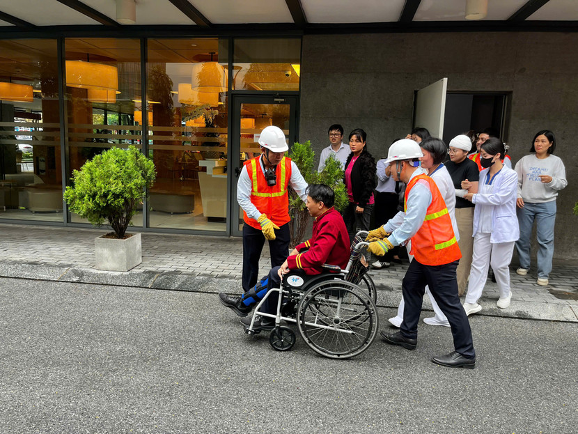 Lực lượng phòng cháy cơ sở khẩn trương sơ tán, đưa người bị mắc kẹt thoát khỏi vụ hỏa hoạn giả định