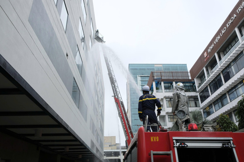 Tiếp cận khu vực có người mắc kẹt bằng xe thang