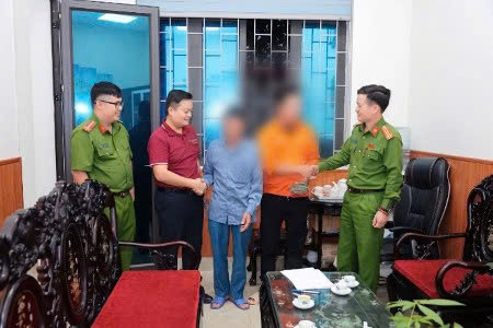 Công an xã và đại diện ngân hàng Agribank làm việc với gia đình ông Đ