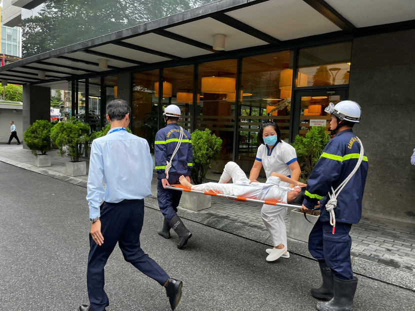 Khẩn trương đưa người bị nạn mắc kẹt xuống khu vực an toàn