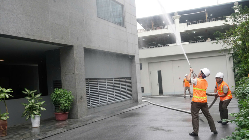 Lực lượng phòng cháy chữa cháy cơ sở sử dụng các phương tiện tại chỗ để xử lý đám cháy ban đầu