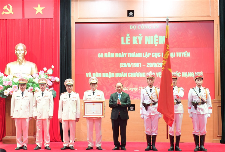 Chủ tịch nước Nguyễn Xuân Phúc trao Huân chương Bảo vệ Tổ quốc hạng Nhì tặng Cục Ngoại tuyến