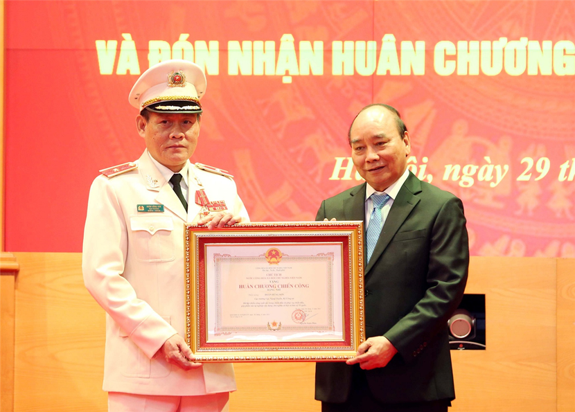 Chủ tịch nước Nguyễn Xuân Phúc trao Huân chương Chiến công hạng Nhì tặng Thiếu tướng Đoàn Hùng Sơn, Cục trưởng Cục Ngoại tuyến