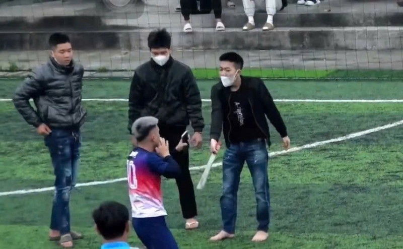 Hình ảnh nhóm đối tượng dùng dao đe dọa nạn nhân Hình ảnh nhóm đối tượng dùng dao đe dọa nạn nhân