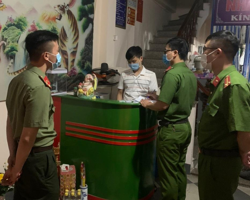 Công an quận Thanh Xuân tăng cường kiểm tra tạm trú trên địa bàn nhằm phát hiện người nhập cảnh trái phép