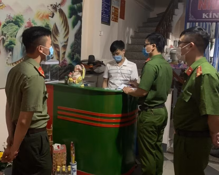 Công an quận Thanh Xuân tăng cường kiểm tra tạm trú trên địa bàn nhằm phát hiện người nhập cảnh trái phép