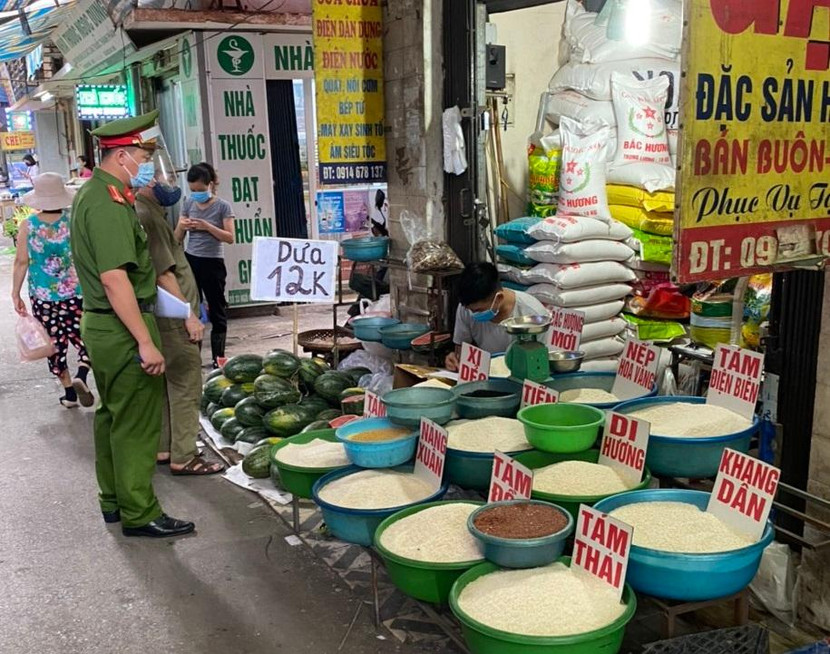 CAQ Thanh Xuân thường xuyên kiểm tra việc phòng chống dịch Covid-19 tại các hộ kinh doanh