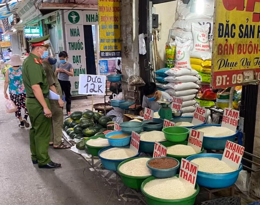 CAQ Thanh Xuân thường xuyên kiểm tra việc phòng chống dịch Covid-19 tại các hộ kinh doanh