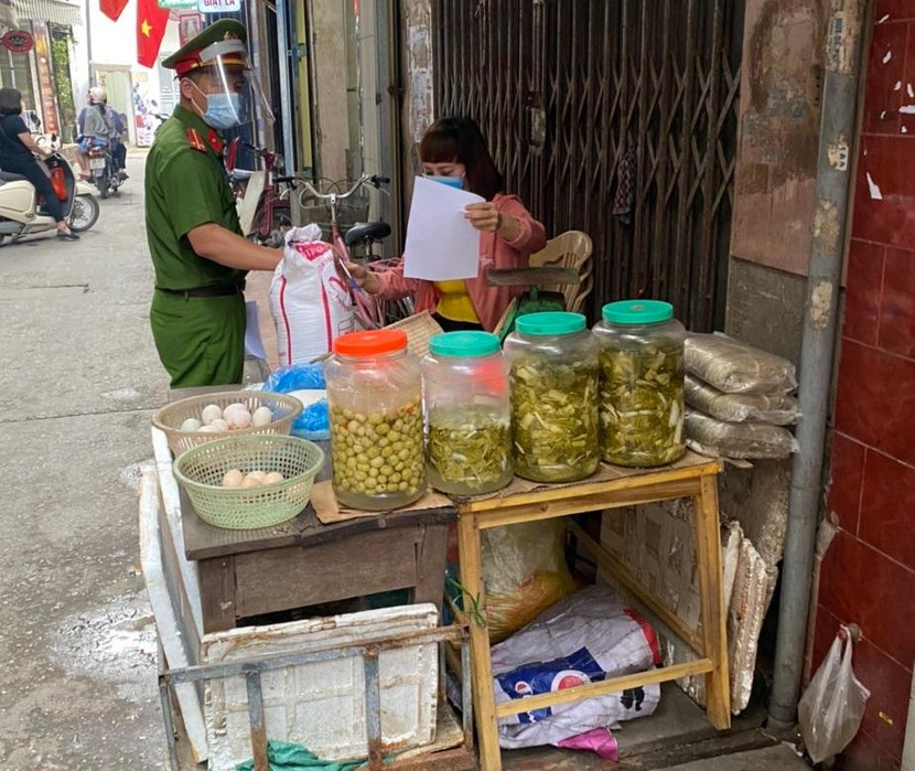 Giải tỏa các chợ tạm, chợ cóc theo chỉ đạo của thành phố để phòng chống dịch