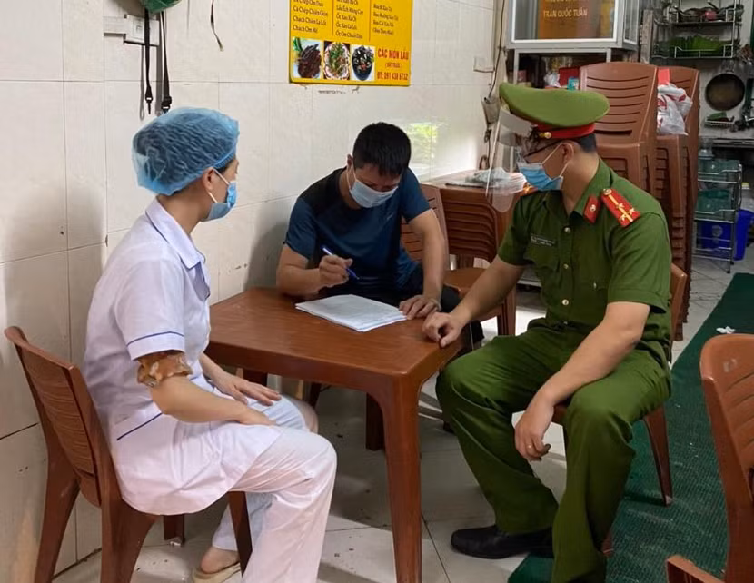 Các tổ công tác của quận Thanh Xuân tăng cường tuyên truyền nhắc nhở người dân thực hiện thông điệp 5K