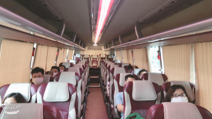 Tuân thủ giãn cách trên các phương tiện vận tải