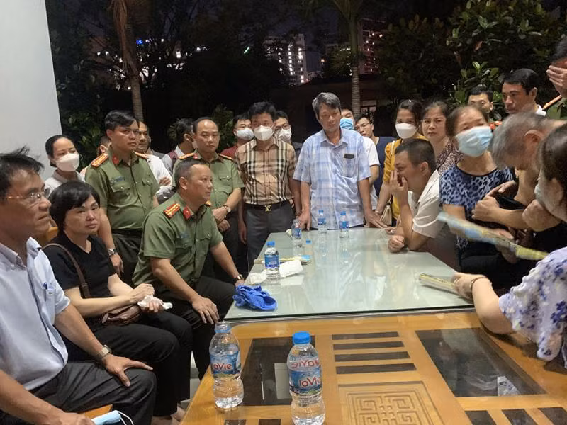 Đại tá Trần Ngọc Dương, Đại tá Phạm Thanh Hùng - Phó Giám đốc CATP Hà Nội chia sẻ động viên thân nhân 3 cán bộ Công an hy sinh
