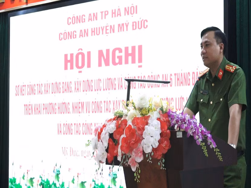 Thượng tá Nguyễn Tiến Đạt, Trưởng Công an huyện Mỹ Đức phát biểu tại hội nghị
