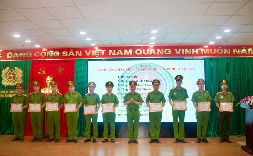 Công an huyện Mỹ Đức trao khen thưởng của CATP cho các tập thể, cá nhân