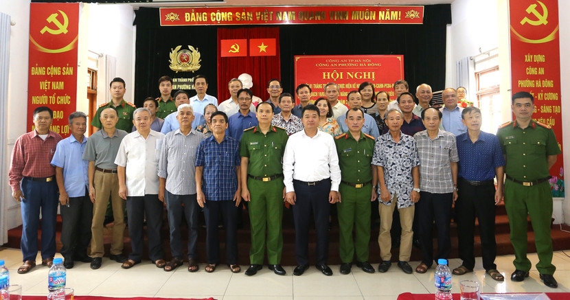 Các đại biểu tham dự và chụp ảnh lưu niệm tại Hội nghị sơ kết Các đại biểu tham dự và chụp ảnh lưu niệm tại Hội nghị sơ kết