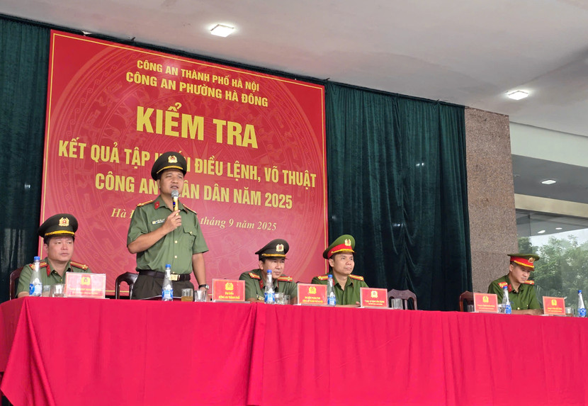 Trung tá Nguyễn Tiến Hưng - Đội Điều lệnh, quân sự, võ thuật, Phòng Công tác chính trị nhận xét kết quả công tác tập huấn