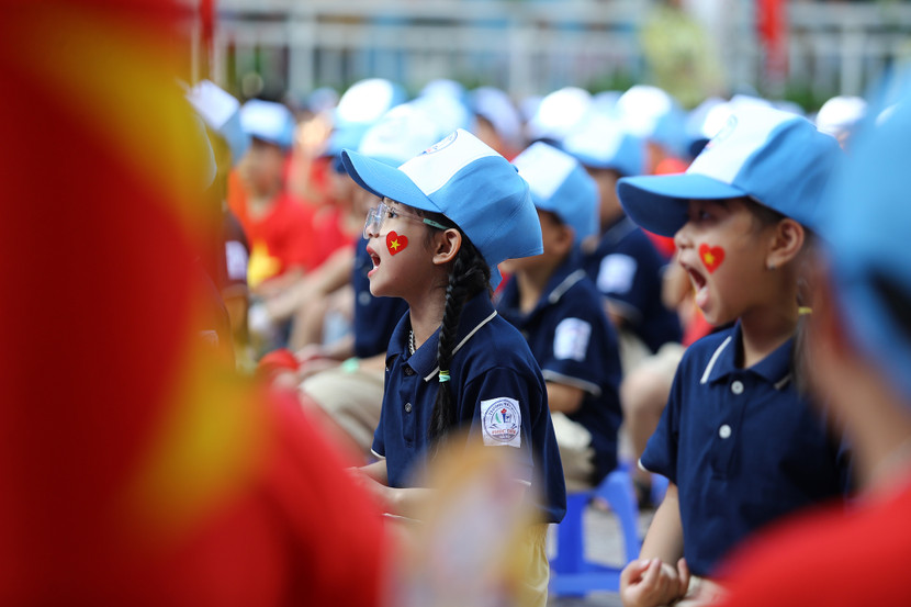 Các em học sinh lớp 1 thích thú khi được tham dự lễ khai giảng