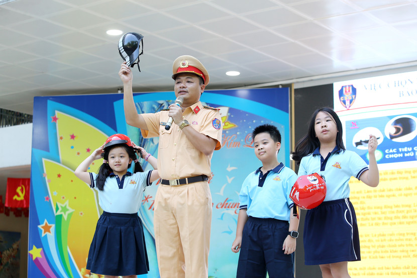 Tuyên truyền viên CSGT giới thiệu đặc điểm mũ bảo hiểm mỏng, dễ biến dạng, không bảo vệ được người đội Tuyên truyền viên CSGT giới thiệu đặc điểm mũ bảo hiểm mỏng, dễ biến dạng, không bảo vệ được người đội