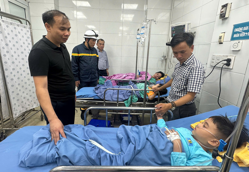 Trung tá Phạm Văn Trọng, Trưởng Công an phường Hà Đông cùng cán bộ PCCC vào Bệnh viện Đa khoa Hà Đông thăm hỏi sức khỏe các nạn nhân