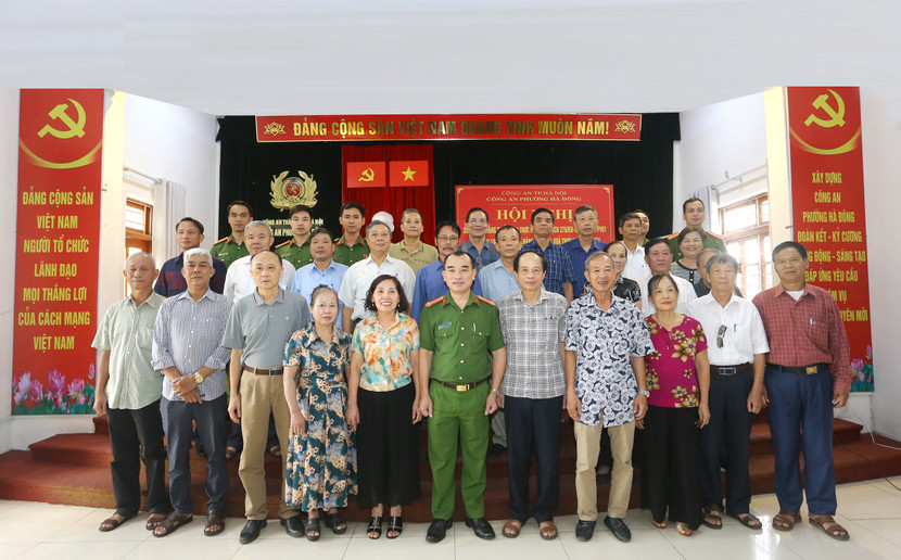 Các đại biểu tham dự và chụp ảnh lưu niệm tại Hội nghị sơ kết Các đại biểu tham dự và chụp ảnh lưu niệm tại Hội nghị sơ kết