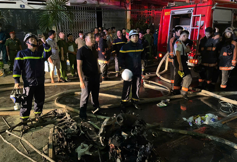 Những chiếc xe bị thiêu trụi