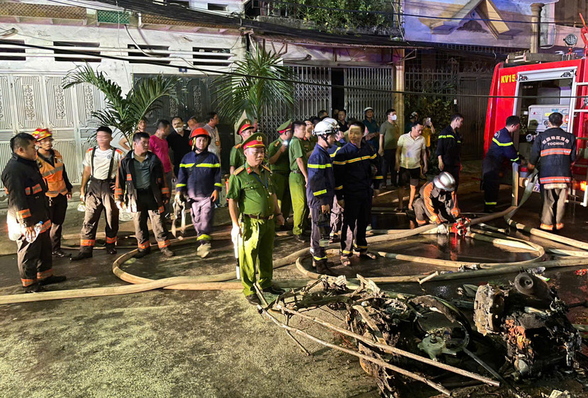 Hai chiếc xe bị thiêu trụi còn trơ khung