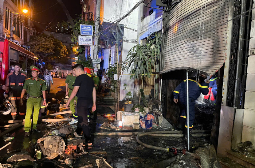 Lớp cửa cuốn bị lửa làm biến dạng