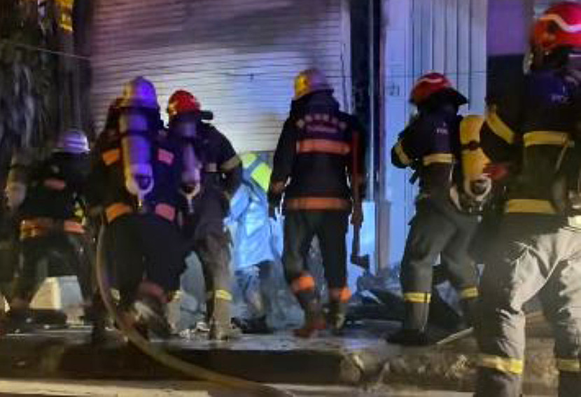 Lực lượng Cánh sát PCCC&amp;CNCH tiếp cận ngôi nhà bị cháy để cứu nạn cứu hộ