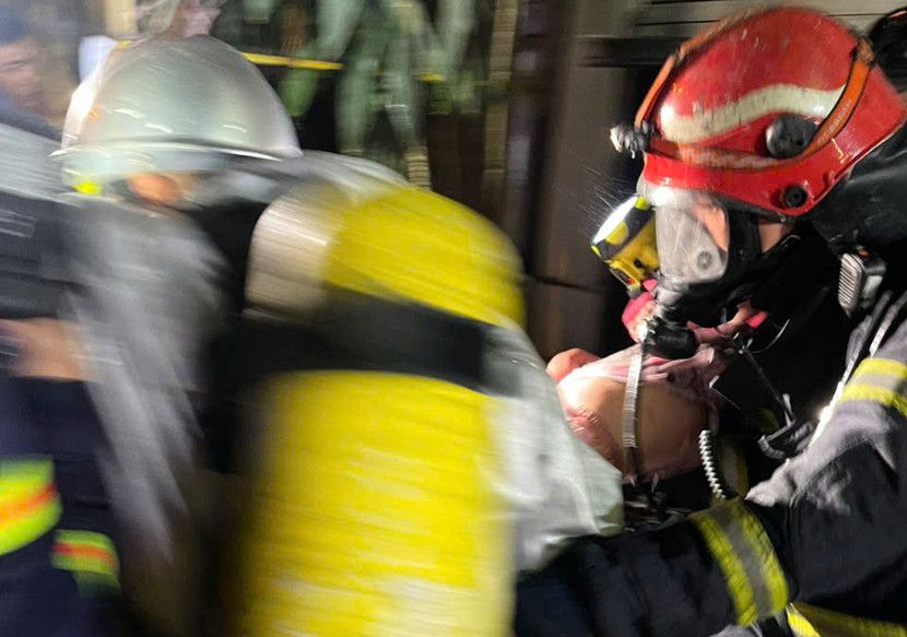 Với tinh thần mưu trí, dũng cảm, sau một thời gian nỗ lực chữa cháy và tìm kiếm cứu nạn đến 22h25 phút, lực lượng Cảnh sát PCCC và CNCH đã khống chế được đám cháy và cứu được 3 nạn nhân