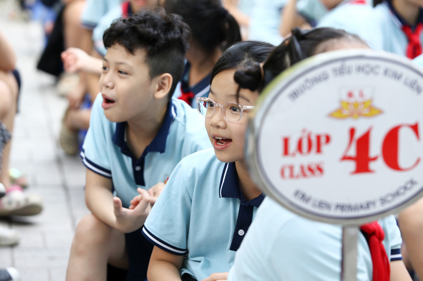 Không khí hào hứng khi các em học sinh trao đổi, chia sẻ hiểu biết về luật lệ giao thông Không khí hào hứng khi các em học sinh trao đổi, chia sẻ hiểu biết về luật lệ giao thông