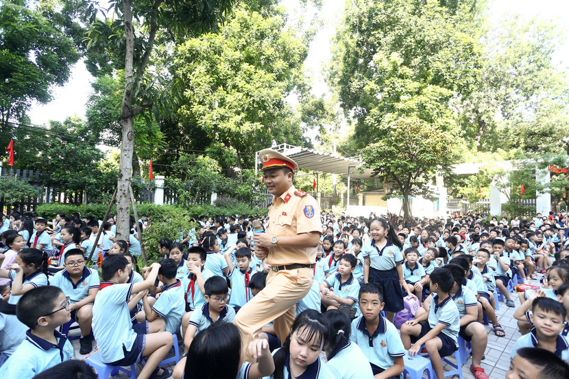 Tiếng cười và sự hào hứng lan tỏa khắp sân trường trong buổi tuyên truyền ATGT Tiếng cười và sự hào hứng lan tỏa khắp sân trường trong buổi tuyên truyền ATGT