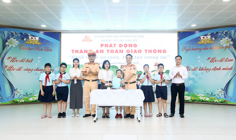 Đại diện Đội Tuyên truyền - Phòng Cảnh sát giao thông, Ban Giám hiệu Trường Tiểu học Kim Liên cùng học sinh ký cam kết thực hiện nghiêm quy định an toàn giao thông Đại diện Đội Tuyên truyền - Phòng Cảnh sát giao thông, Ban Giám hiệu Trường Tiểu học Kim Liên cùng học sinh ký cam kết thực hiện nghiêm quy định an toàn giao thông