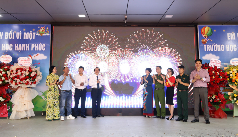 Các đại biểu thực hiện nghi thức bấm nút chào đón năm học mới