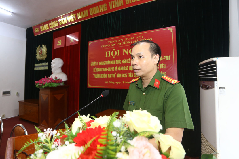 Trung tá Phạm Văn Trọng, Trưởng Công an phường Hà Đông phát biểu tại Hội nghị Trung tá Phạm Văn Trọng, Trưởng Công an phường Hà Đông phát biểu tại Hội nghị