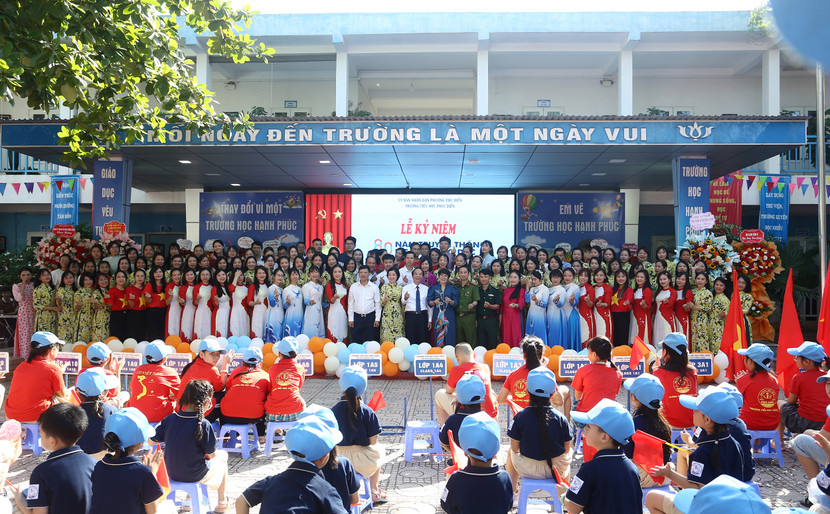 Các đại biểu, thầy cô giáo cùng chụp ảnh lưu niệm tại lễ khai giảng năm học mới