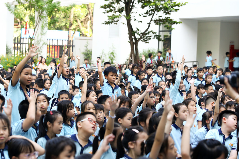 Học sinh hào hứng trả lời câu hỏi an toàn giao thông do các chiến sĩ CSGT đưa ra Học sinh hào hứng trả lời câu hỏi an toàn giao thông do các chiến sĩ CSGT đưa ra