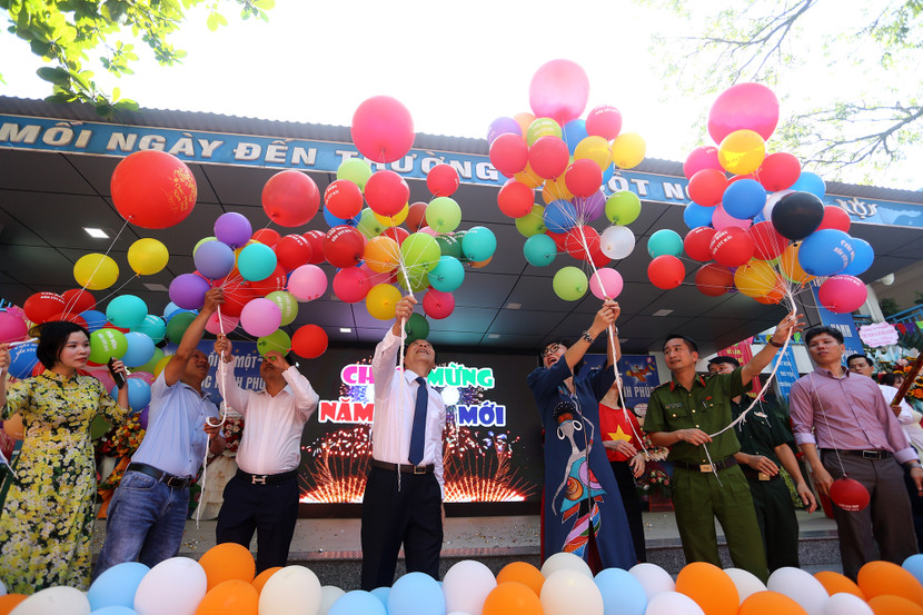 Khoảnh khắc thả những chùm bóng bay mang theo ước mơ, khát vọng trong năm học mới