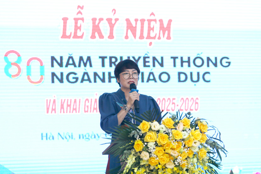Bà Nguyễn Thị Thu Hương - Hiệu trưởng Trường Tiểu học Phúc Diễn phát biểu tại buổi lễ