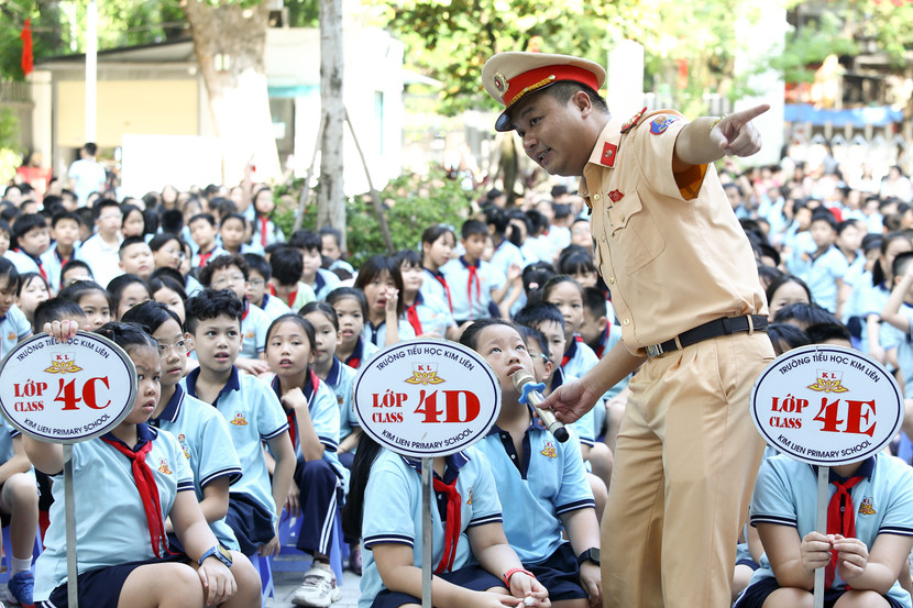 Các học sinh tự tin chia sẻ hiểu biết về luật giao thông Các học sinh tự tin chia sẻ hiểu biết về luật giao thông
