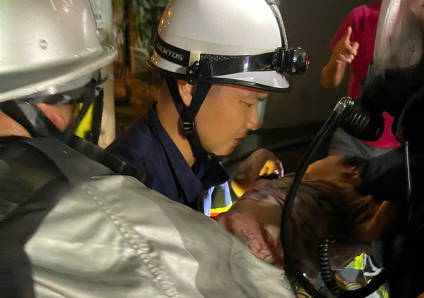 Em nhỏ sinh năm 2022 được các chiến sĩ cứu khỏi đám cháy đưa đi cấp cứu