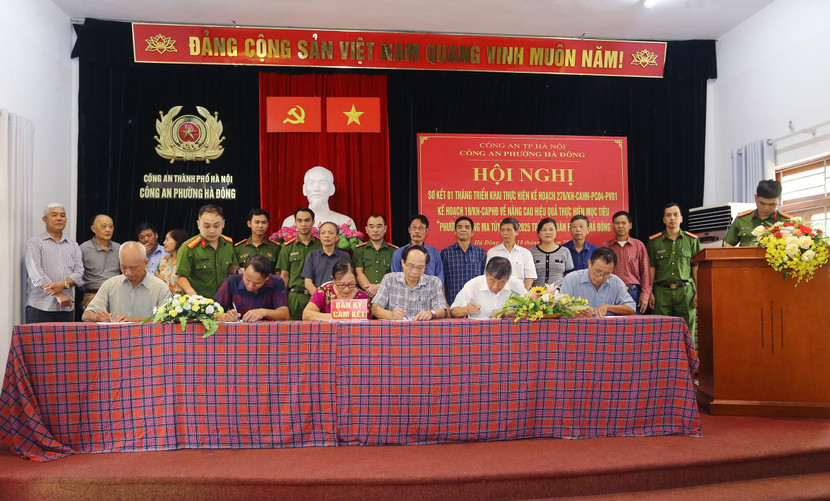 Đại diện các tổ dân phố ký cam kết thực hiện xây dựng “Phường không ma túy” năm 2025 Đại diện các tổ dân phố ký cam kết thực hiện xây dựng “Phường không ma túy” năm 2025