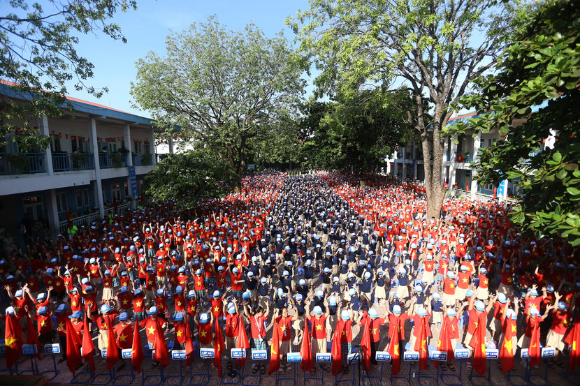 Gần 2300 học sinh hân hoan chào đón năm học mới