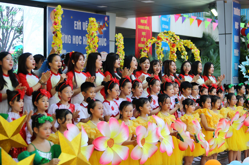 Lễ khai giảng được tổ chức trang trọng, an toàn, tiết kiệm, tạo không khí phấn khởi cho tập thể cô và trò