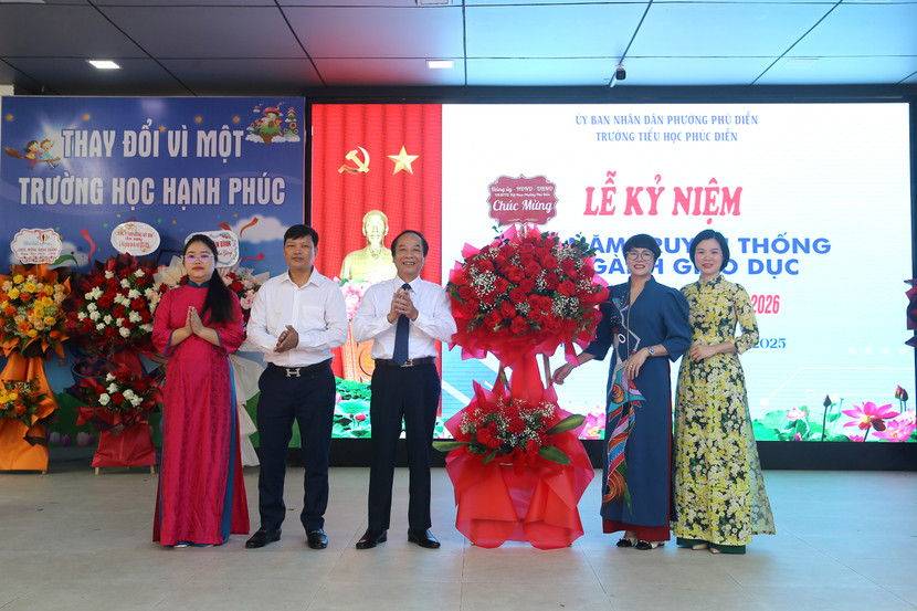 Chủ tịch UBND phường Phú Diễn Nguyễn Văn Hải tặng hoa chúc mừng Ban Giám hiệu trường Tiểu học Phúc Diễn