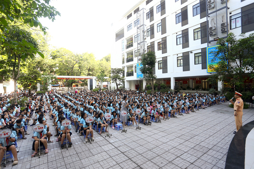 Hơn 1.300 học sinh được cán bộ, chiến sĩ CSGT trực tiếp phổ biến kiến thức pháp luật về giao thông, kỹ năng tham gia giao thông an toàn Hơn 1.300 học sinh được cán bộ, chiến sĩ CSGT trực tiếp phổ biến kiến thức pháp luật về giao thông, kỹ năng tham gia giao thông an toàn