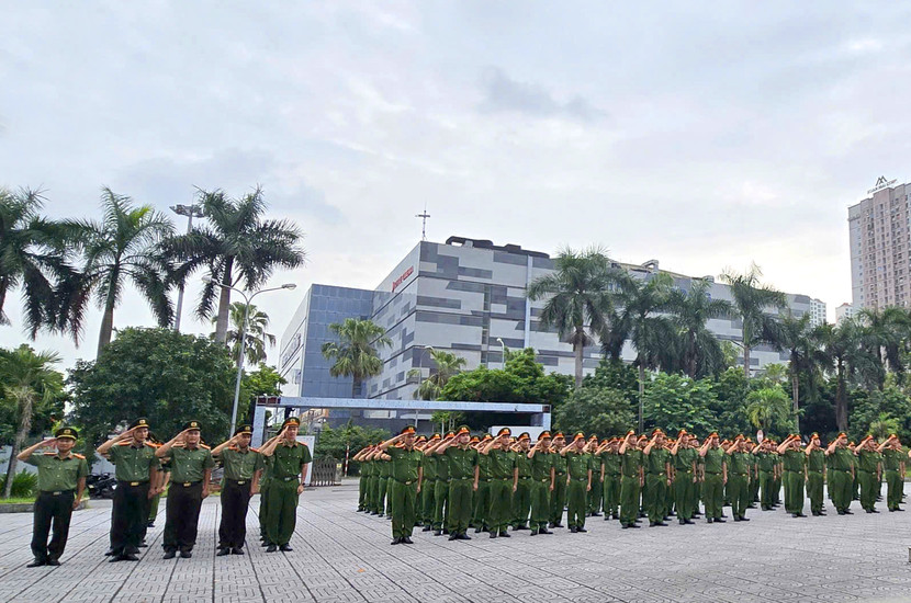 Hơn 200 cán bộ, chiến sĩ thuộc 5 tổ nghiệp vụ của Công an phường Hà Đông thực hành điều lệnh nội vụ, điều lệnh đội ngũ, nghi lễ Công an nhân dân